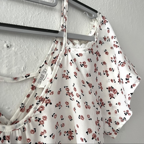 Beautiful Spring/Summer Blouse 🌸 - Picture 2 of 3